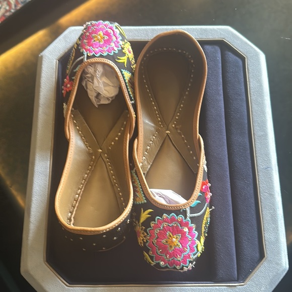 NWT Gorgeous Hand made Pure Leather Mojaris with beautiful embroidery! Size 38 - Picture 10 of 14